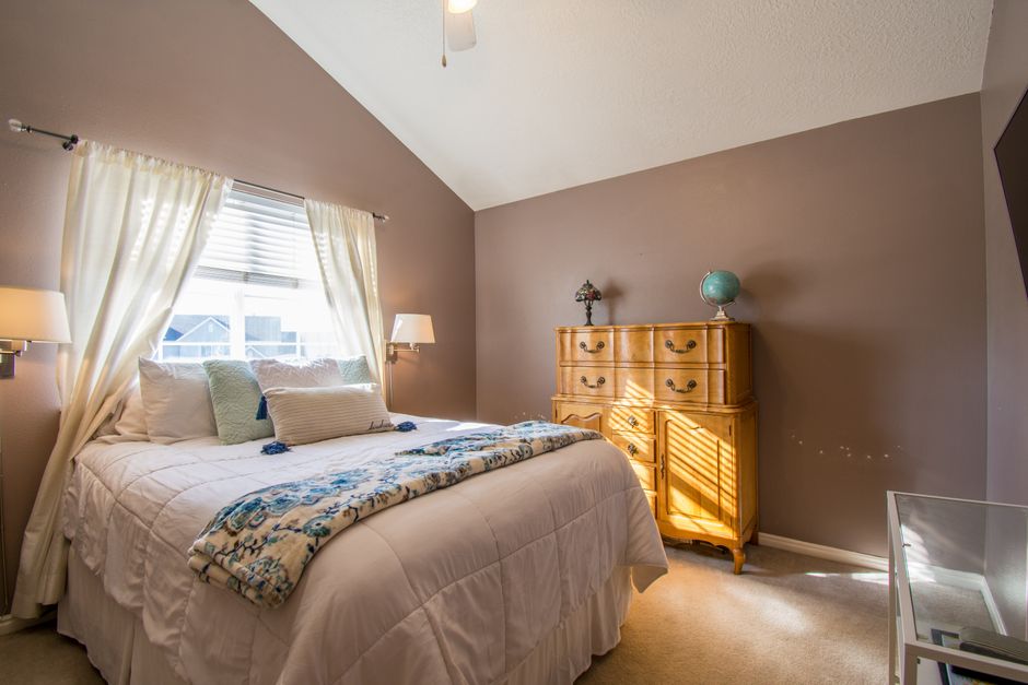 How to Organize a Small Rental Bedroom Without Damaging Walls or Losing Your Deposit
