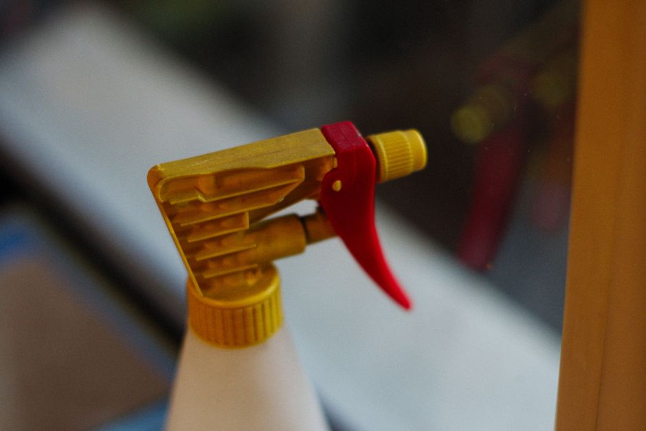 Why Bleach, Vinegar, and Ammonia Should Never Be Combined in a Spray Bottle