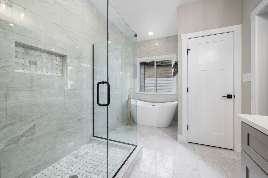 How to Clean a Glass Shower Door Without Streaks Using Natural Ingredients