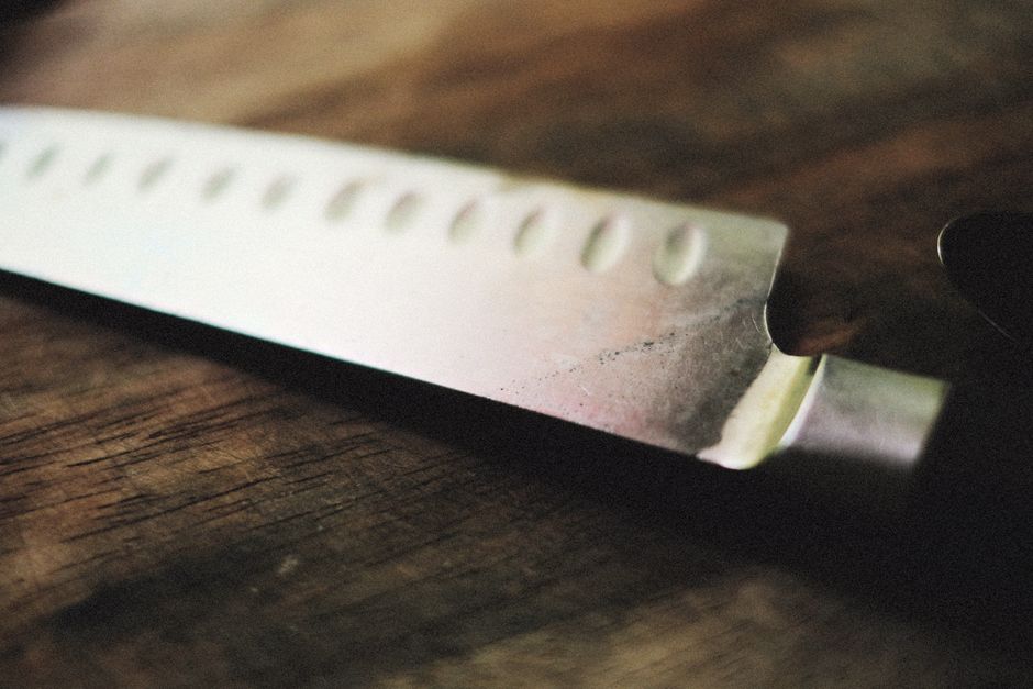 Why Cut Food Changes After It Sits: The Science of Resting, Blades, and Tissue Damage