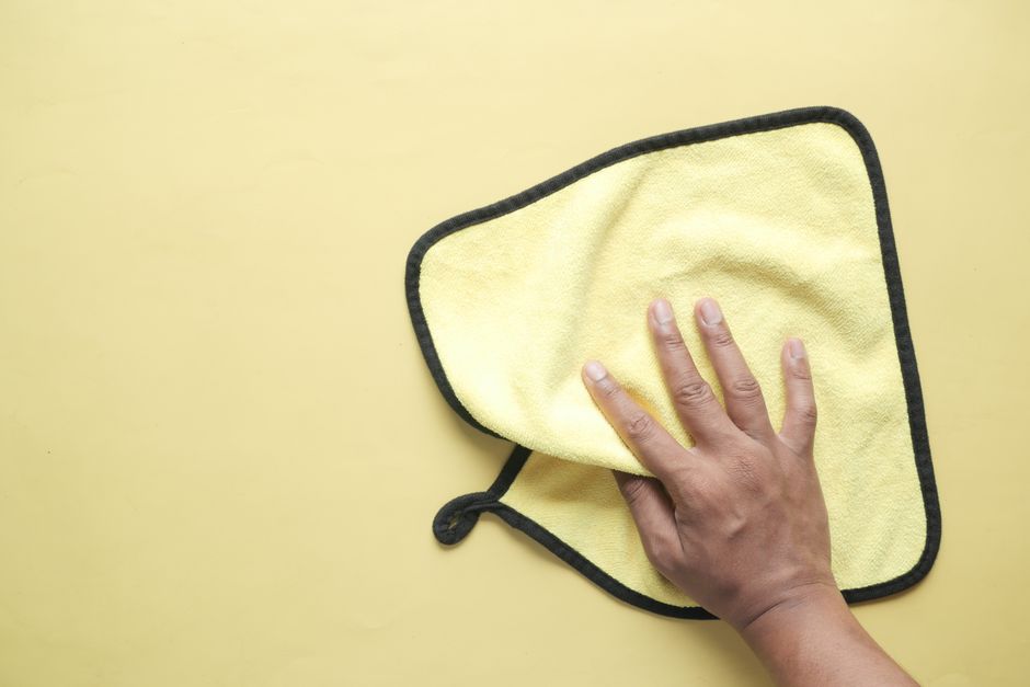 When a Microfiber Cloth Spreads Dirt Instead of Removing It