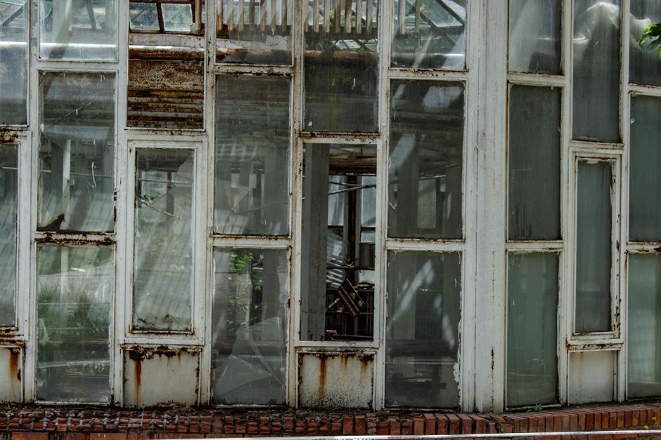 How to Remove Tough Window Stains Without Damaging Glass or Frames
