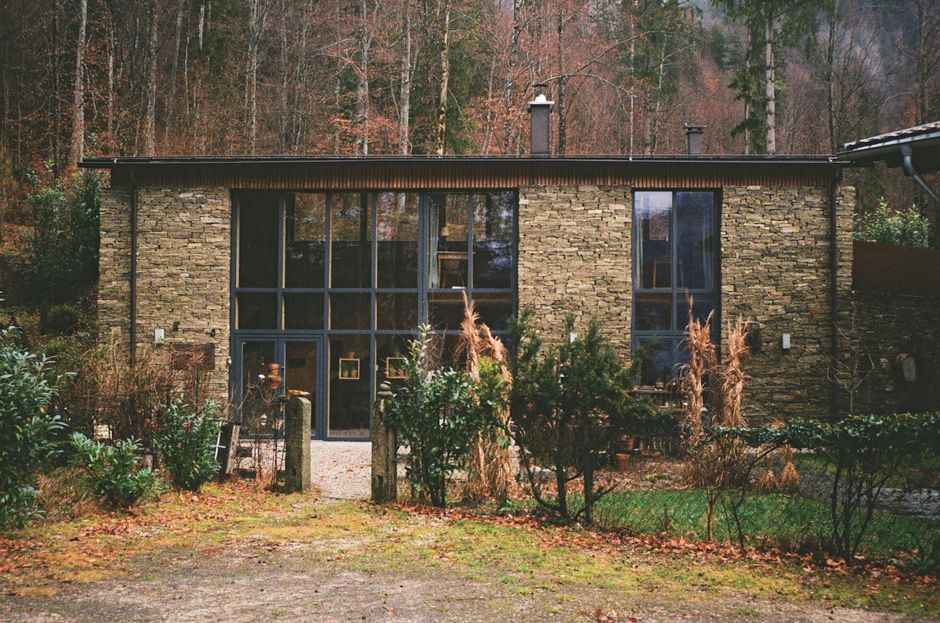 Renting vs Buying a Home: How Natural and Synthetic Building Materials Change the Environmental Math