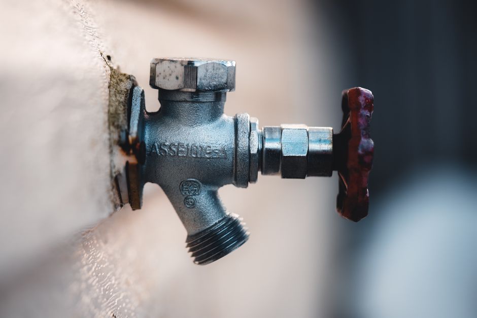 When to DIY a Faucet Leak vs Call a Plumber