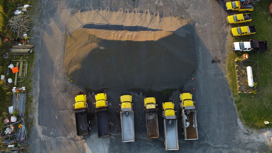 Stacked Storage and Zone Logic: Why Piling Helps Capacity but Hurts Retrieval