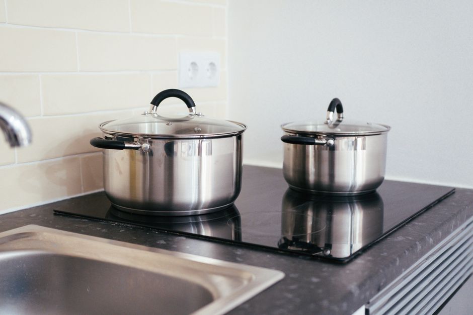 Safely and Effectively Deep Cleaning an Induction Cooktop Without Damaging the Glass Surface