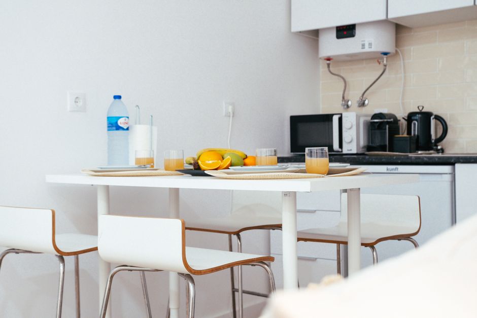 How to Clean a Microwave with Lemon and Vinegar: A Step-by-Step Guide