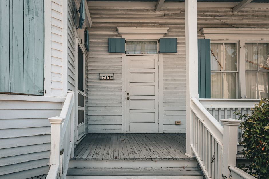 How to Reattach a Wobbly Porch Railing: A Step-by-Step Guide for Beginners