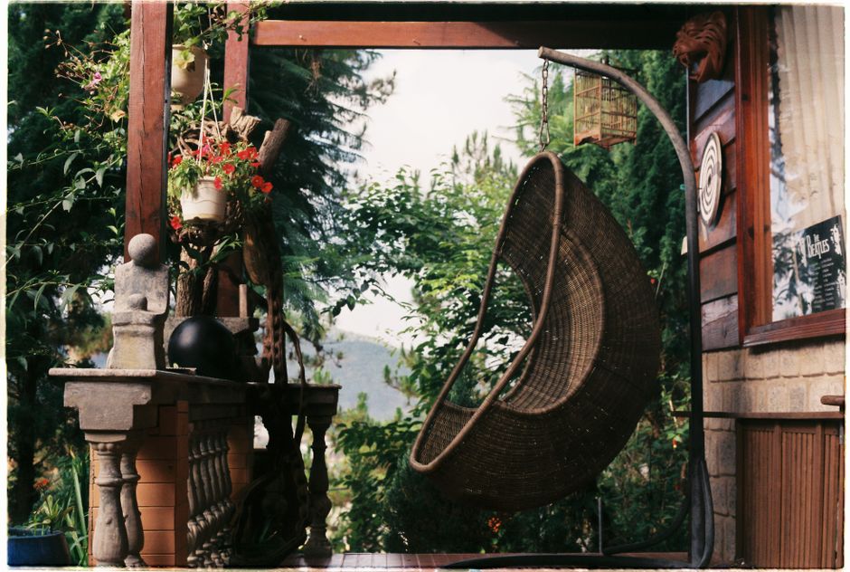 The Complete Guide to Natural DIY Outdoor Furniture Cleaning: Restoring Weathered Wicker, Teak, and Aluminum Without Harsh Chemicals