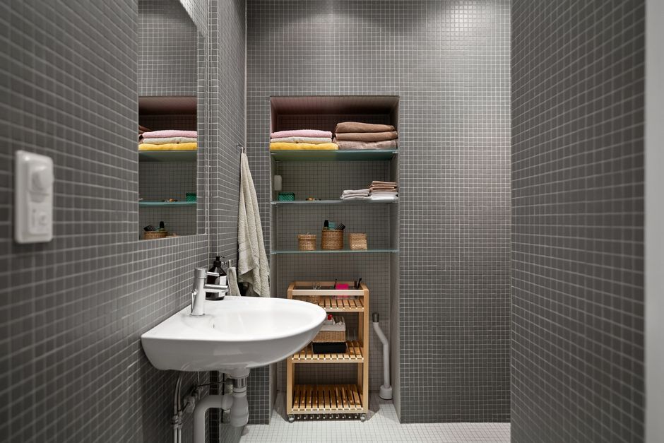 Bathroom Storage in a Small Space: Practical Systems Without Overbuying Organizers