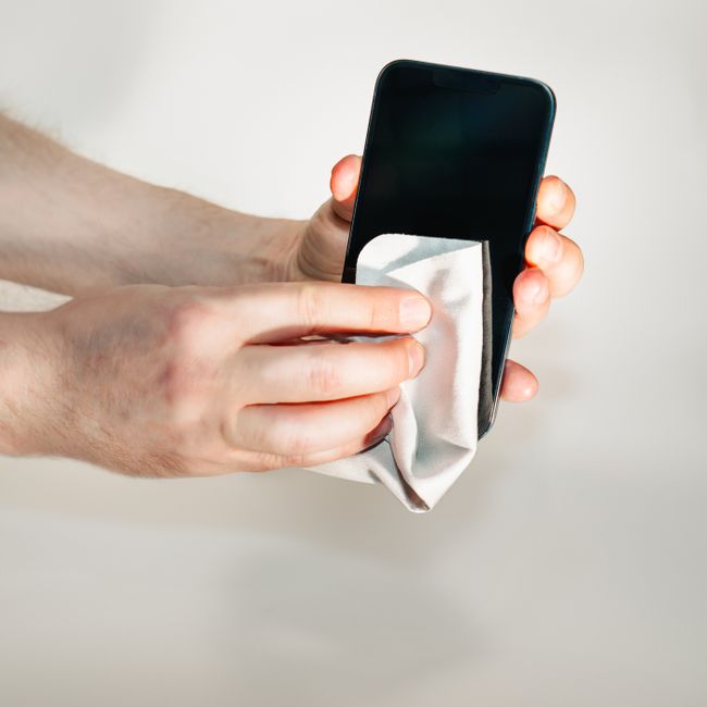 Do Acidic Cleaners Actually Help on Electronic Screens?