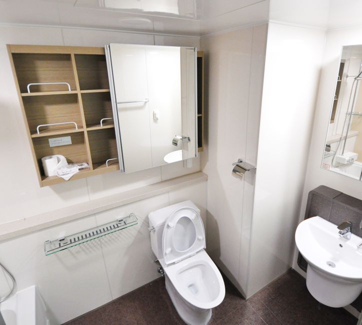 How to Organize a Small Bathroom with No Cabinets: Smart Storage Solutions