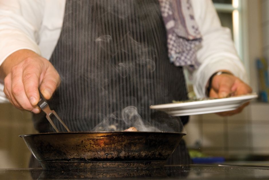 Why Electric Cooktops Have No Motor: How Heat Reaches the Pan Without Moving Parts