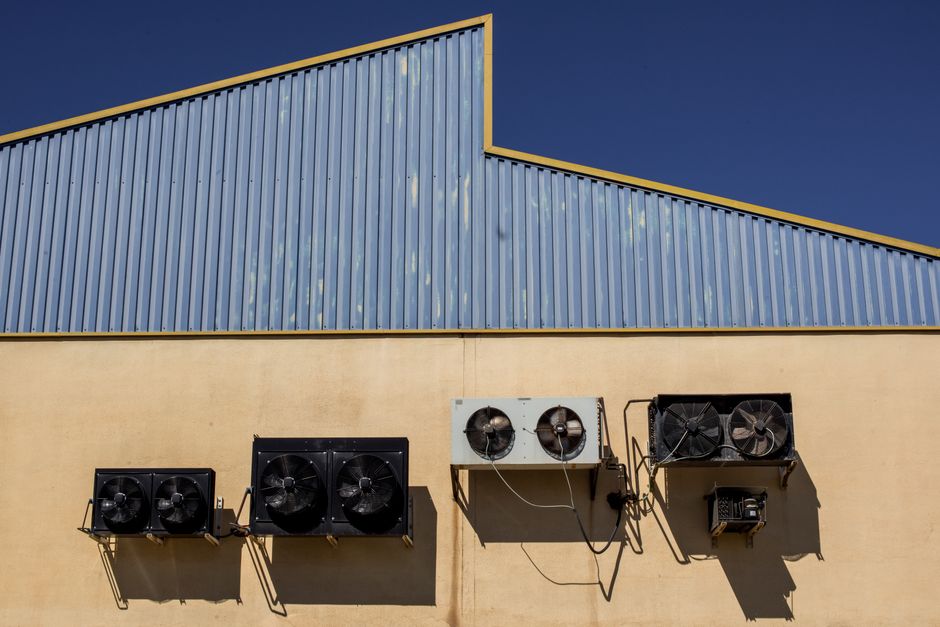 Why Bathroom Exhaust Fans Lose Their Grip on Moist Air: Heat, Vapor, and Pressure Explained