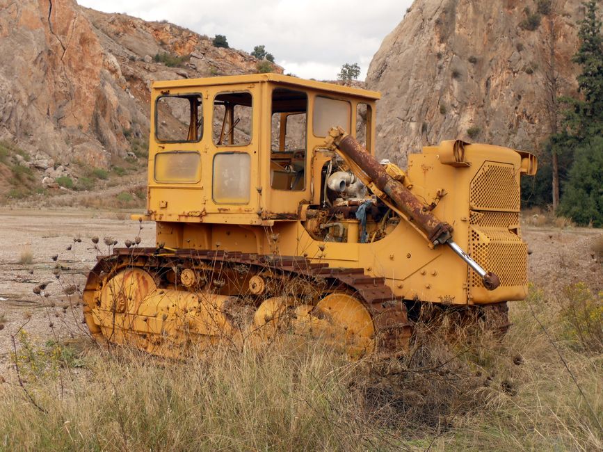 Why Your Trash Compactor Pushes Back: The Hydraulic Force Behind the Ram