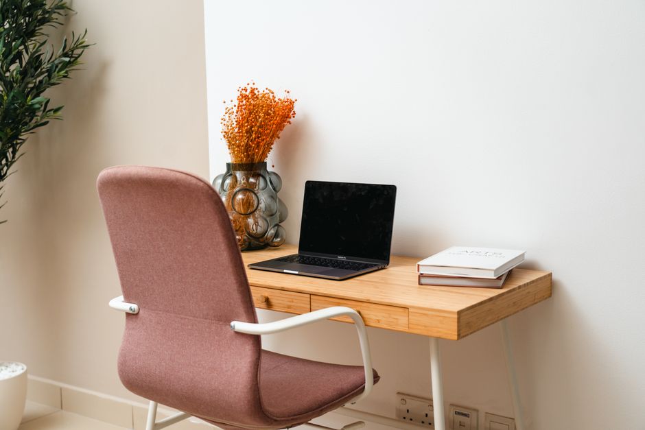 How to Organize a Small Home Office with Multipurpose Furniture