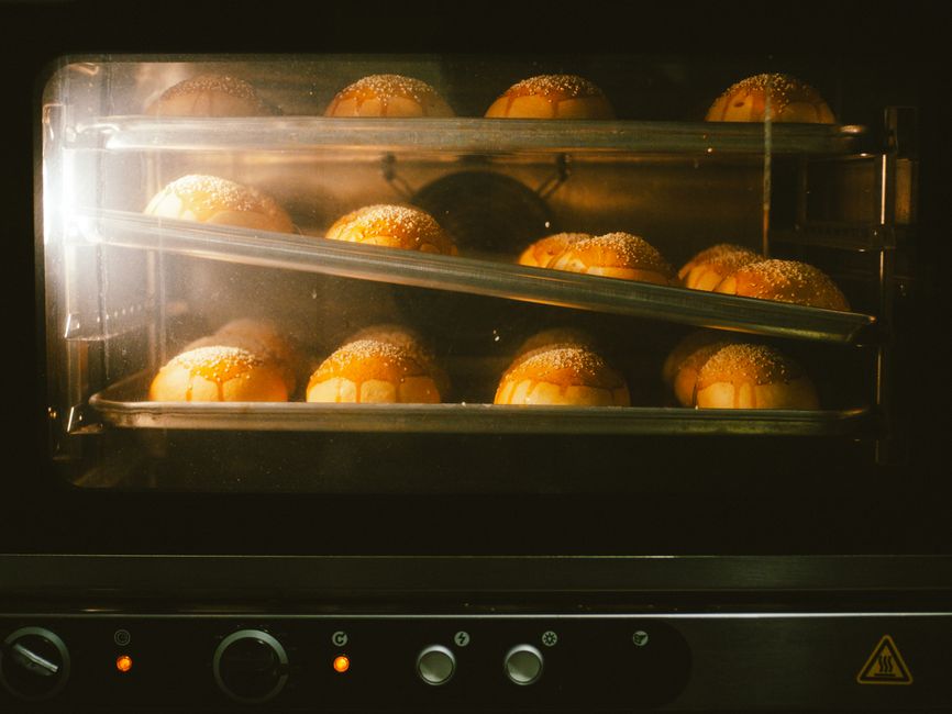 Why Batch Cooking Works for Some Foods and Ruins Others: A Heat and Moisture Explanation