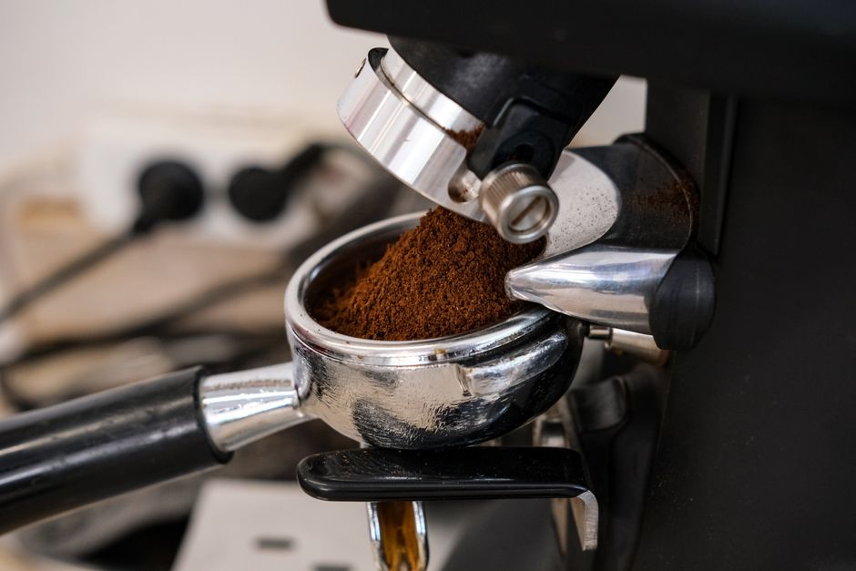 Why Humid Air Makes Coffee Grinders Clump, Stick, and Grind Unevenly