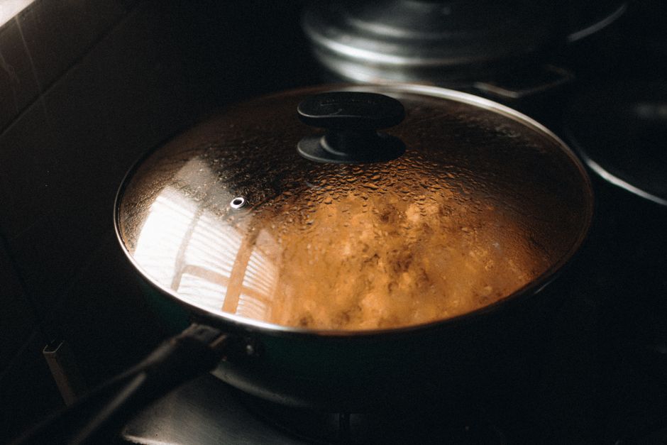 Covered vs. Uncovered Cooking: How the Lid Changes Heat, Moisture, and Texture