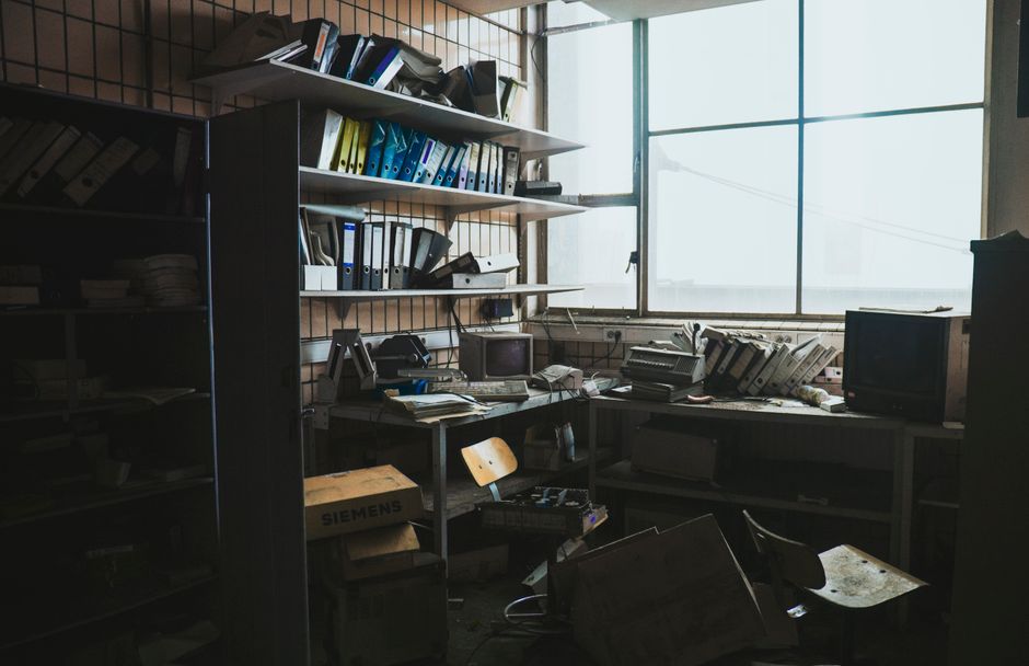Point-of-Use Storage in a Home Office: Why the Desk Becomes the Clutter Magnet