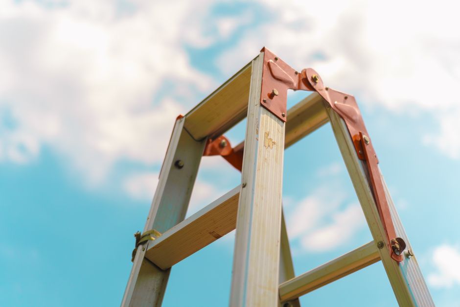 Step Ladder vs. Platform: What Actually Determines Safe Stability