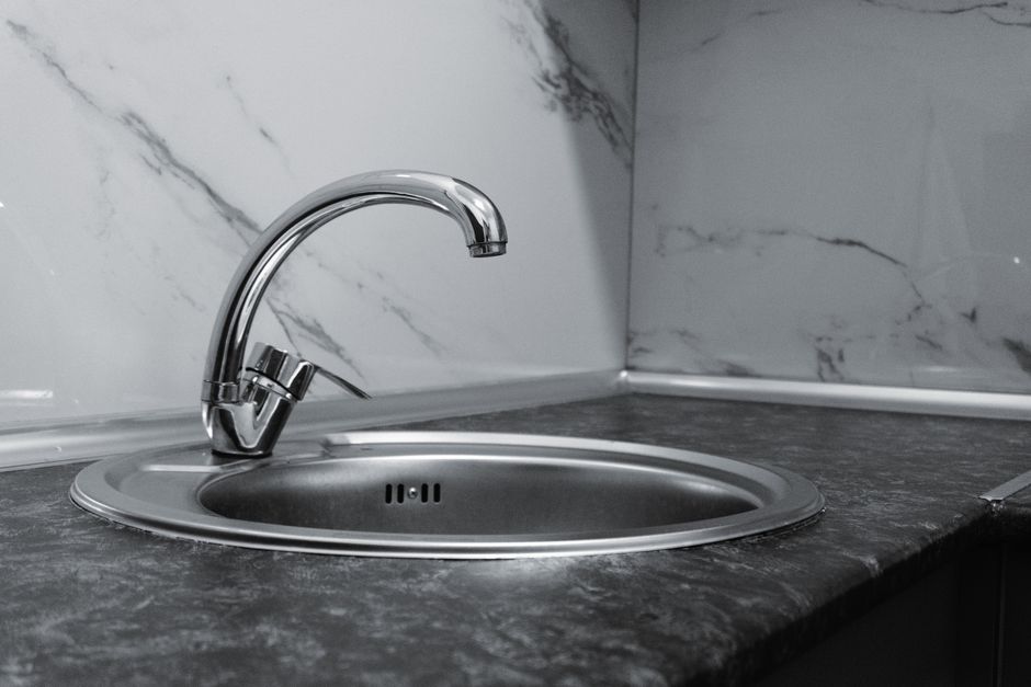 Cabinet Trim, Backsplash Edges, and Sink Rails: Choosing Between Adhesive and Sealant at Kitchen Fixtures