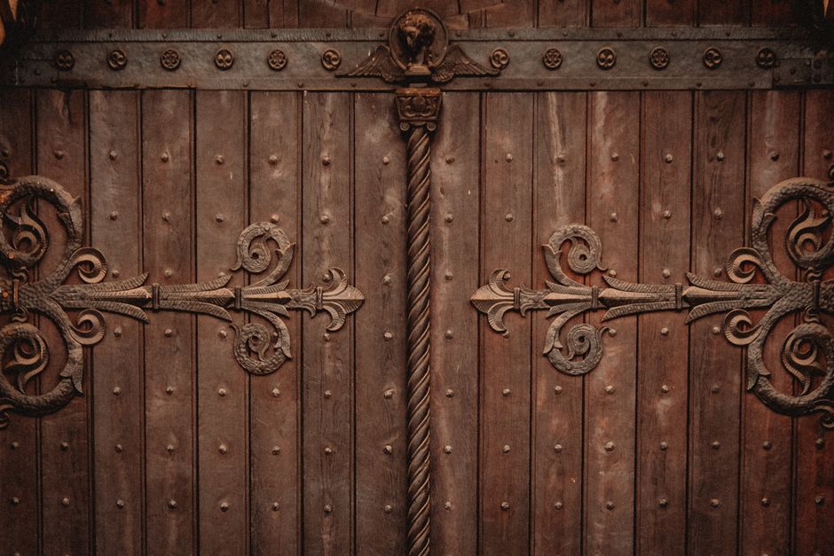 Why Door Hinges Bind, Squeak, or Sag: Reading Hinge Behavior Instead of Replacing Hardware