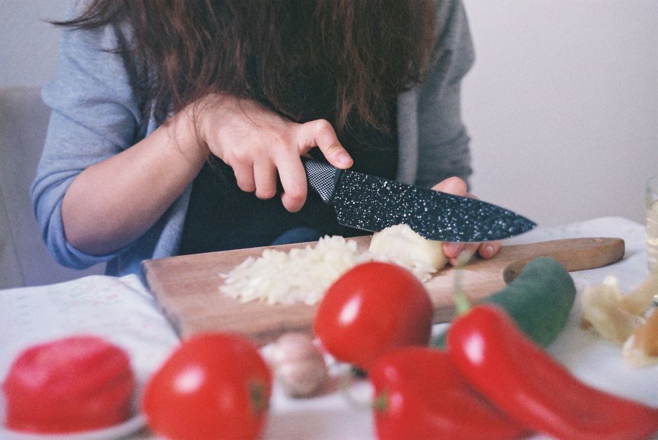 The College Cooks Guide to Knife Skills Without a Full Kitchen