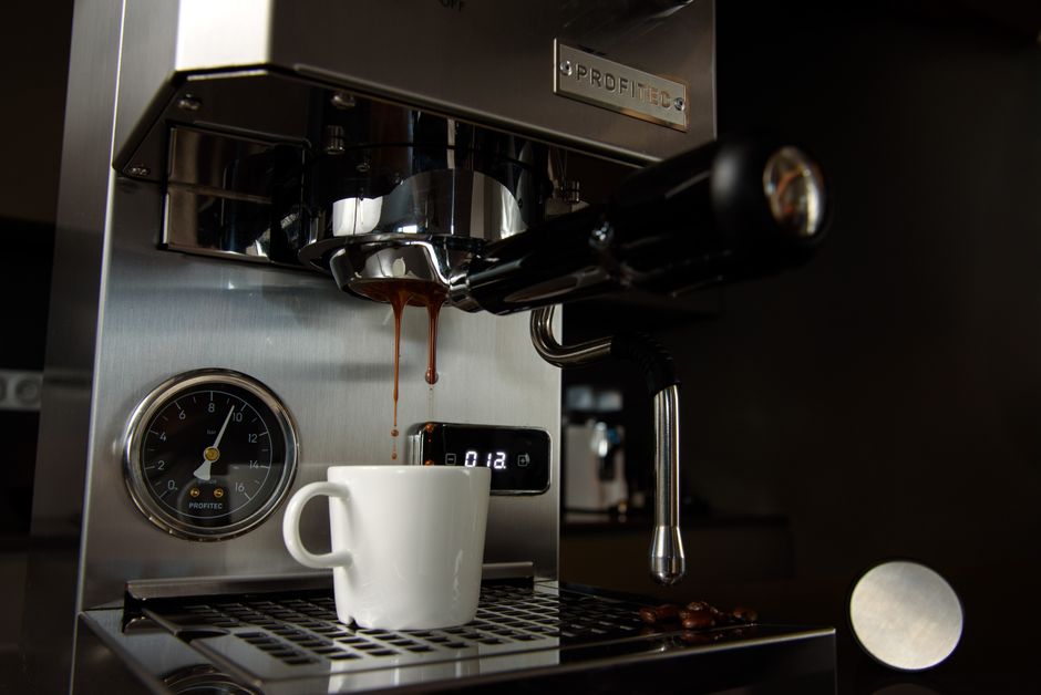 Why Your Espresso Machine's Pump Sounds Change: Pressure, Flow, and the Science of Extraction