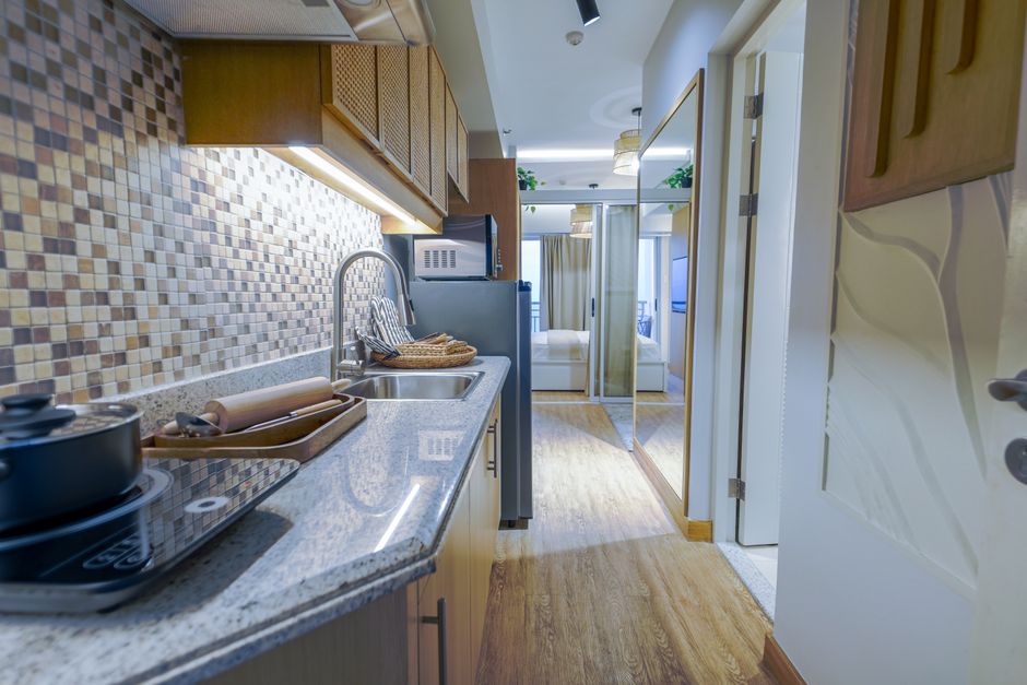 How to Organize a Small Apartment Kitchen: Space-Saving Storage Solutions That Actually Work