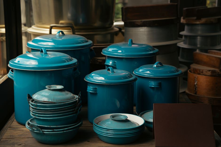 Vinegar on Enameled Cookware: When Acid Helps and When It Ruins the Finish