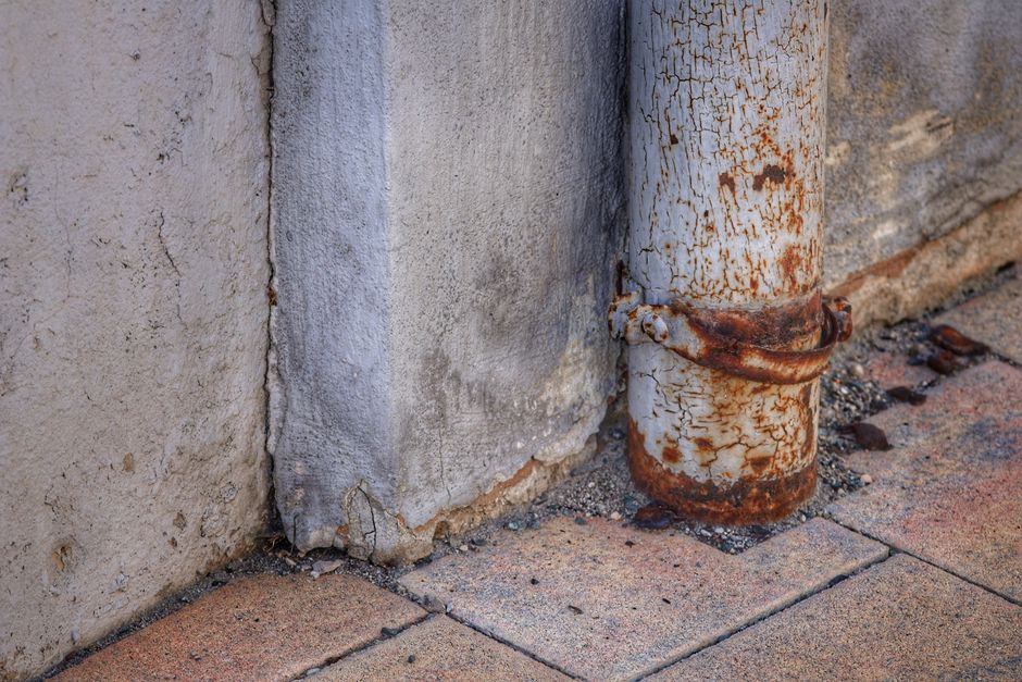 Why Caulk Keeps Cracking at the Same Joint