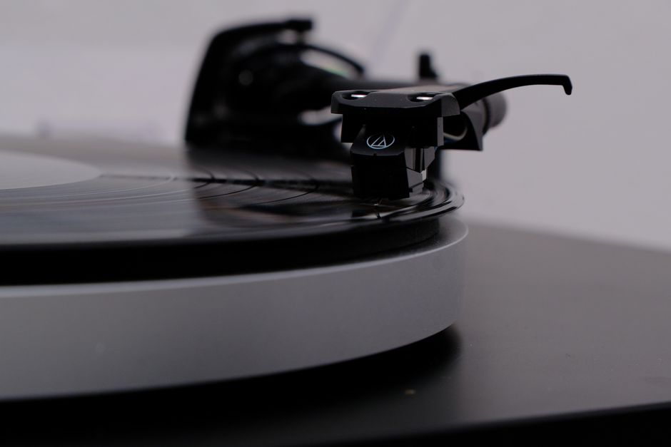 Why a Microwave Turntable Turns, Stops, or Grinds: The Small Motor Behind the Motion