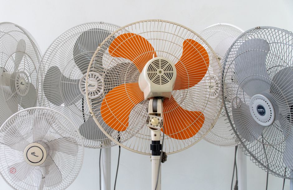 Why Wiping Ceiling Fan Blades While They Spin Usually Makes the Mess Worse