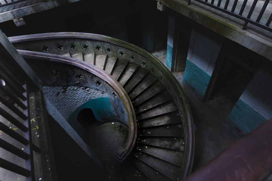 Why Outdoor Stairs and Railings Deteriorate at Connections, Not in the Middle