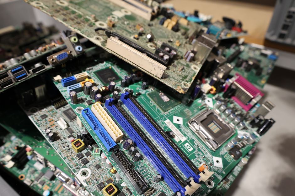 Secondhand Electronics: When Does Reuse Actually Change the Impact?