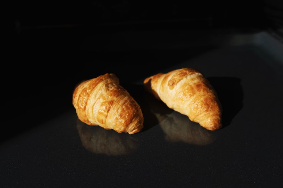 Why a Wet Surface Stops Browning: Water, Heat, and Pastry Crusts