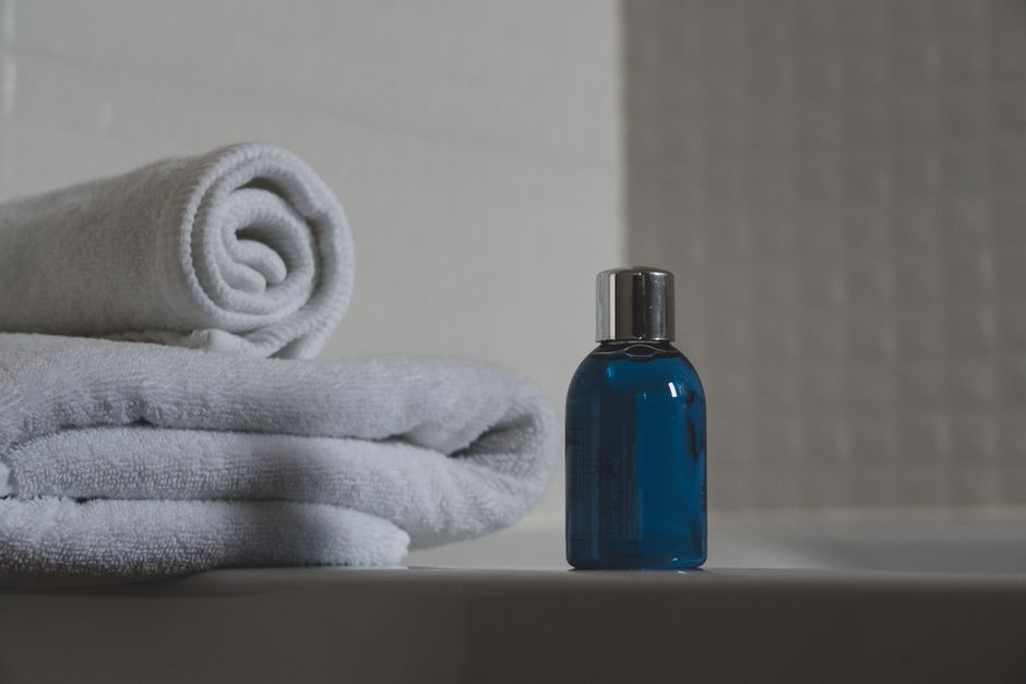 Multi-Pet Bathing: Managing Shared Bathrooms, Towels, and Water Access Without Conflict