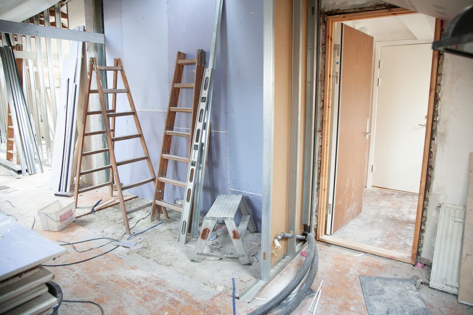 Stud-Framed Walls Without the Drywall Dust: What Renters Can Actually Change