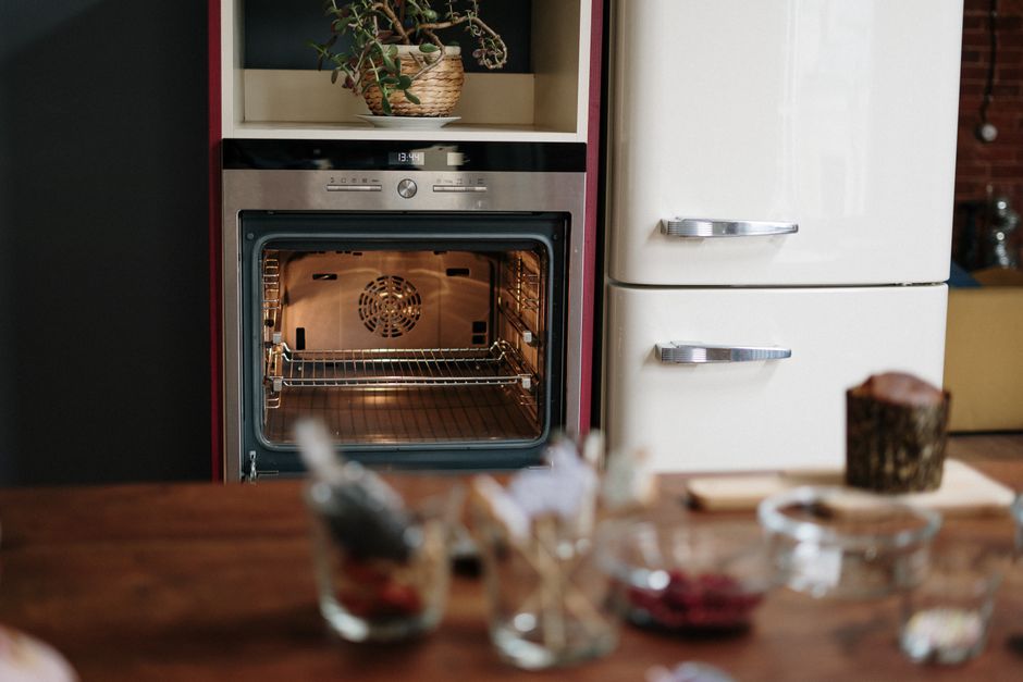 How to Deep Clean an Oven Without Professional Help: A Complete DIY Guide