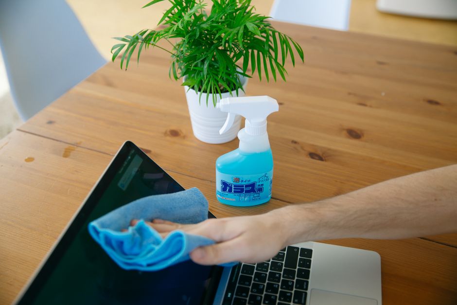 Why Chamois, Microfiber, and Sponges Behave Differently on Screens and Device Surfaces