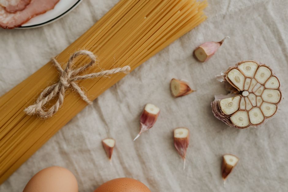 Why Vinegar Helps Some Food Residues but Fails on Grease, Egg, and Starch