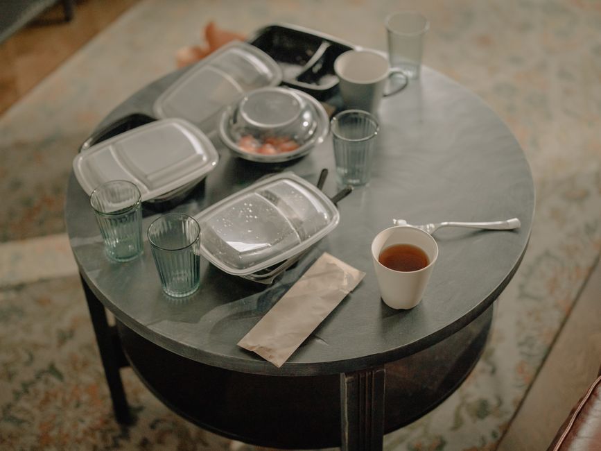 Why the Same Leftovers Keep Differently in a Bag, a Box, and a Vacuum Seal