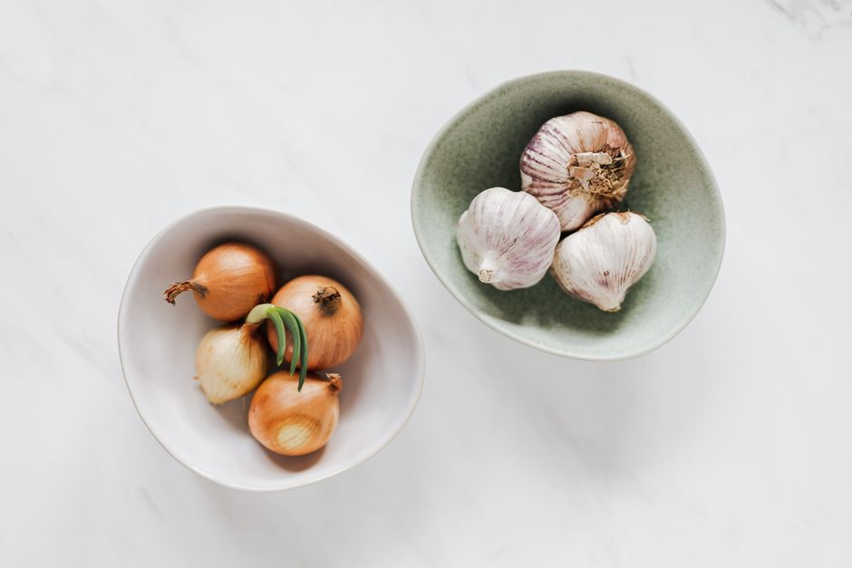 How to Remove Garlic Smell from a Microwave: A Complete Guide
