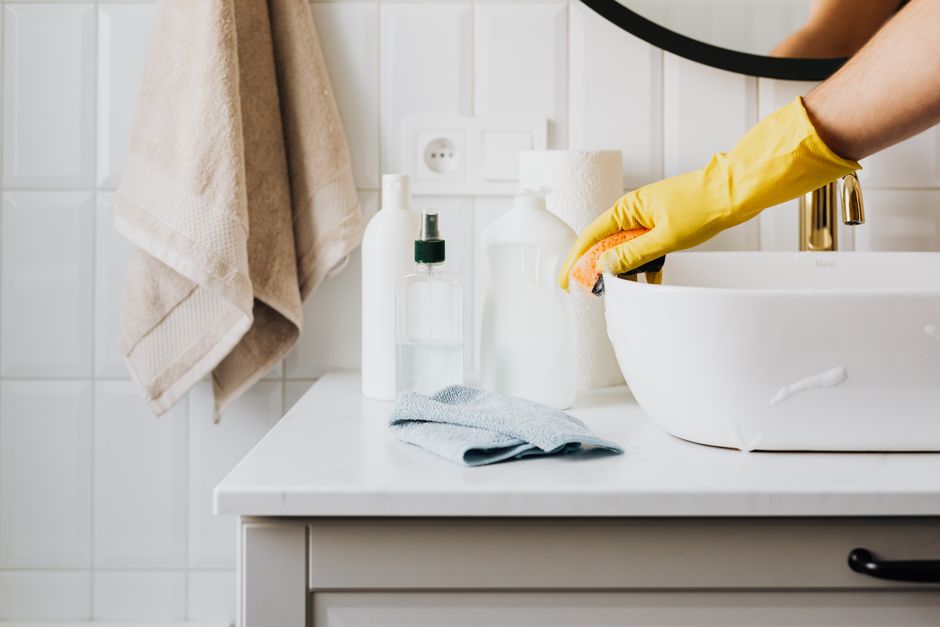 Why Your Solid Surface Countertop Looks Smudged After Wiping: How Sponges, Brushes, and Cloths Actually Remove Soil