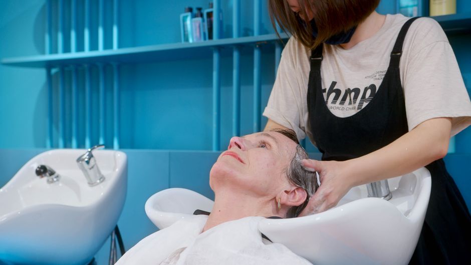 What the Scalp Actually Needs During Washing: How Cleansing, Oil, and Hair Fiber Behave