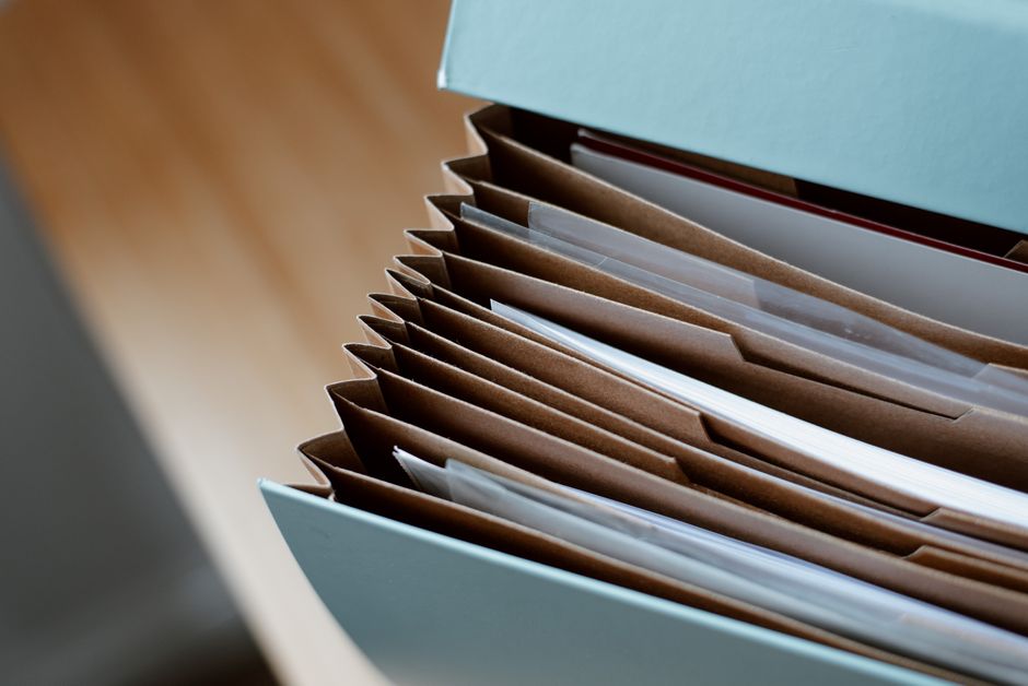 Vertical Filing vs. Horizontal Stacking: Choosing Storage That Survives Real Use