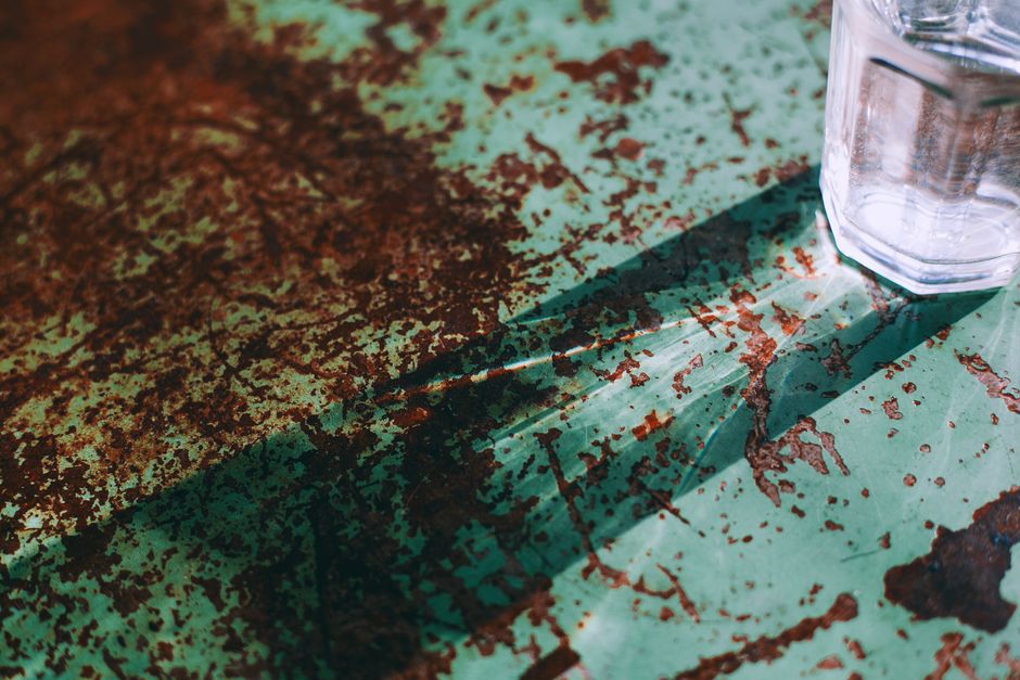 How to Remove Stains from Wallpaper Without Damaging the Surface