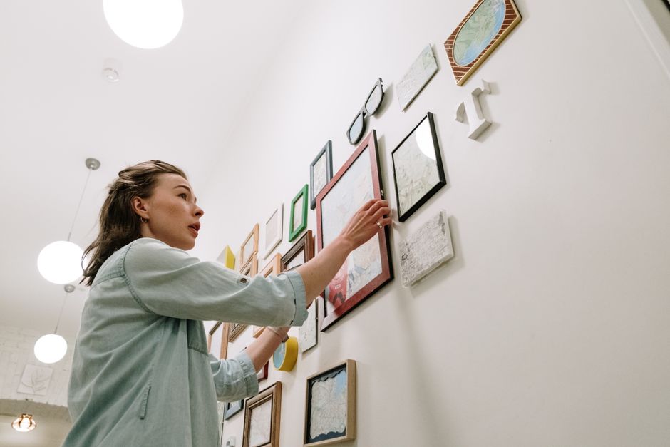 Hanging Mirrors and Artwork: A Practical Cost Comparison of DIY vs. Professional Installation