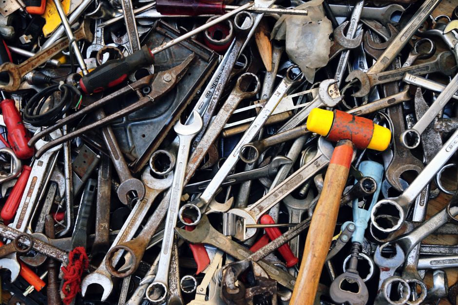 Basic Tool vs. Specialized Tool for Household Rust Repair: What Actually Changes the Outcome